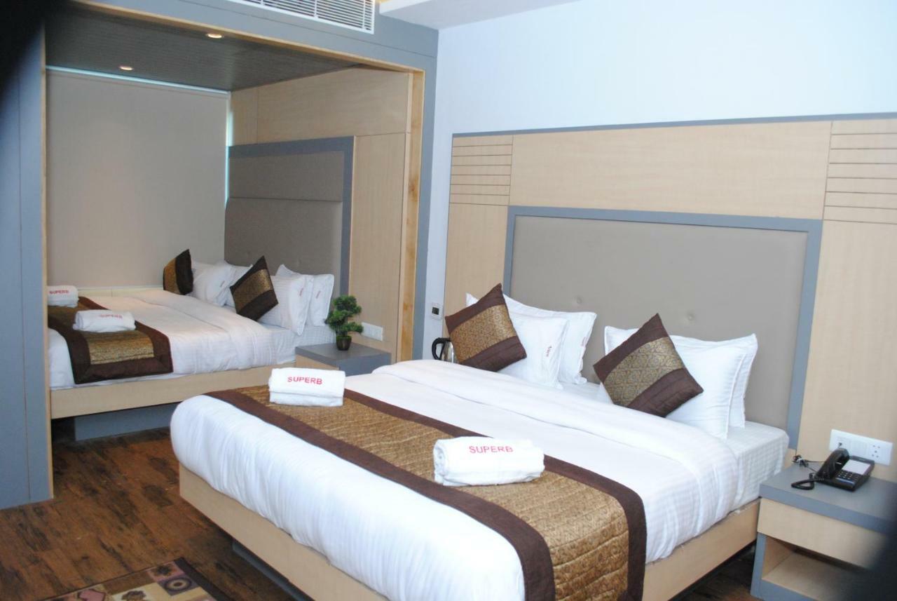 Hotel Superb 5 Mins Walk From New Delhi Station Exteriör bild