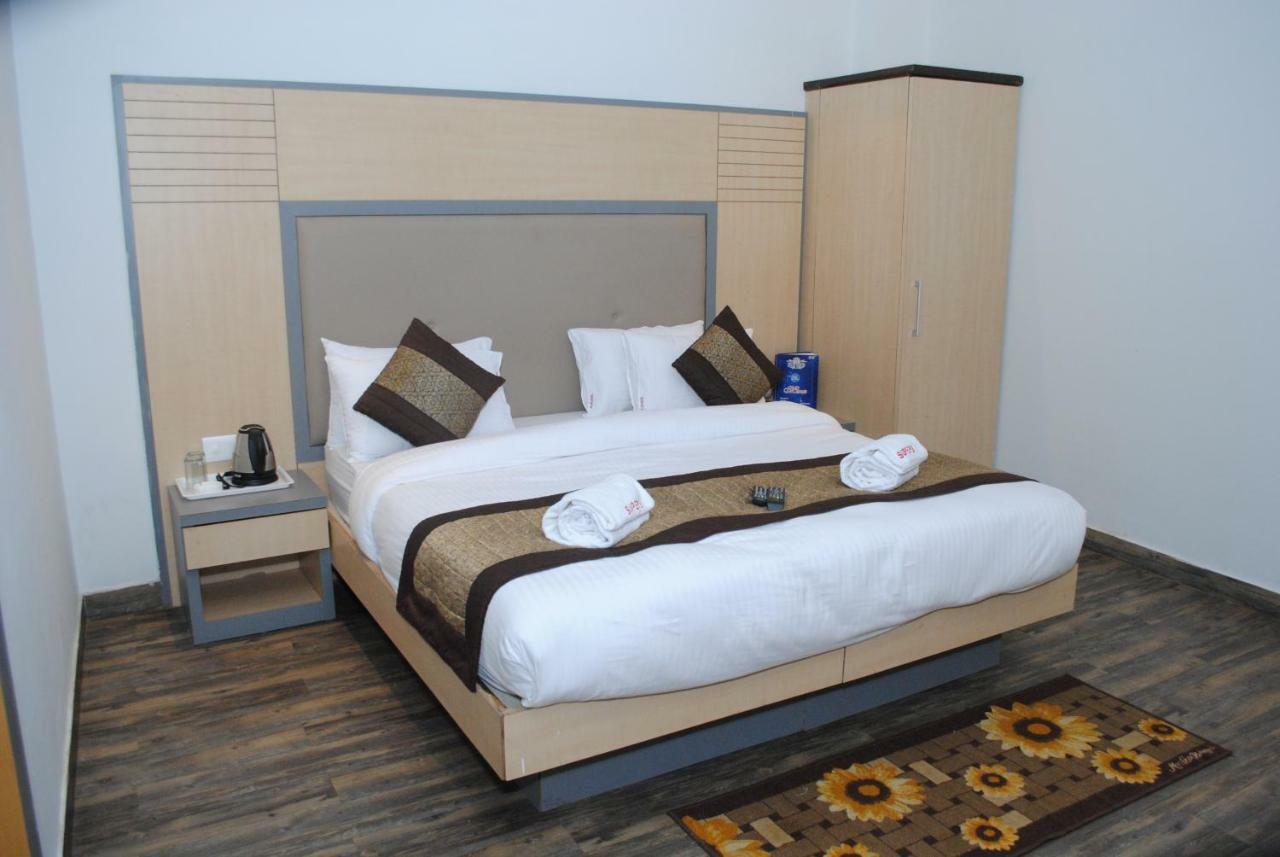 Hotel Superb 5 Mins Walk From New Delhi Station Exteriör bild