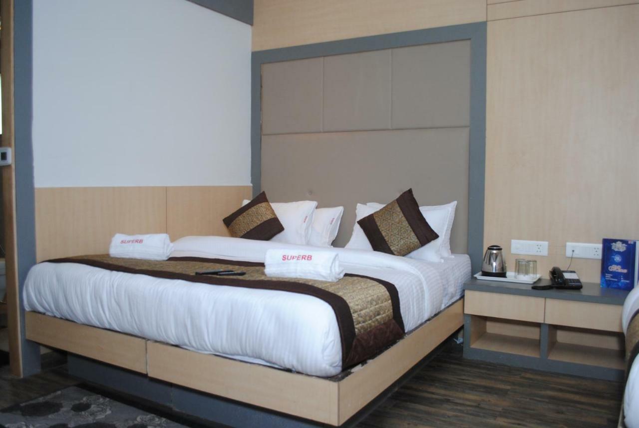 Hotel Superb 5 Mins Walk From New Delhi Station Exteriör bild