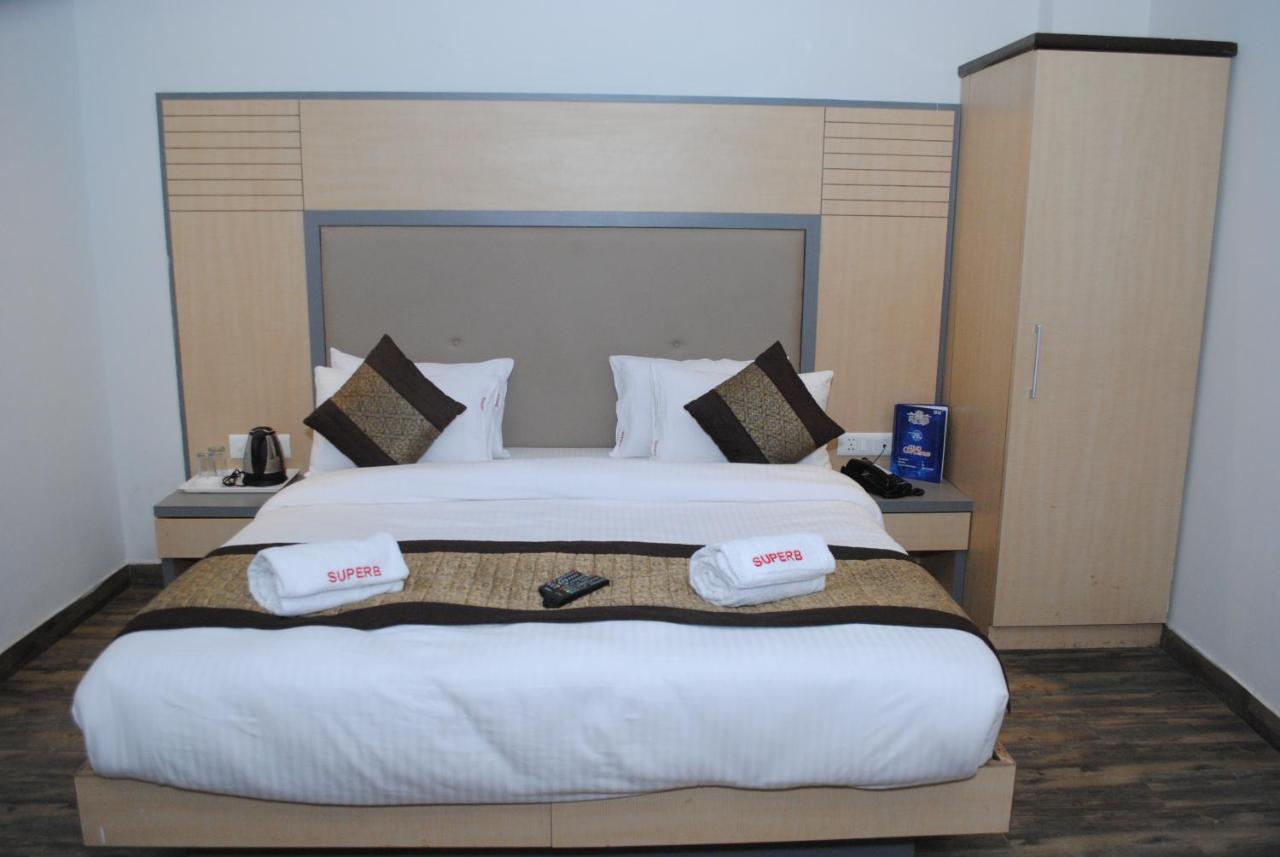 Hotel Superb 5 Mins Walk From New Delhi Station Exteriör bild